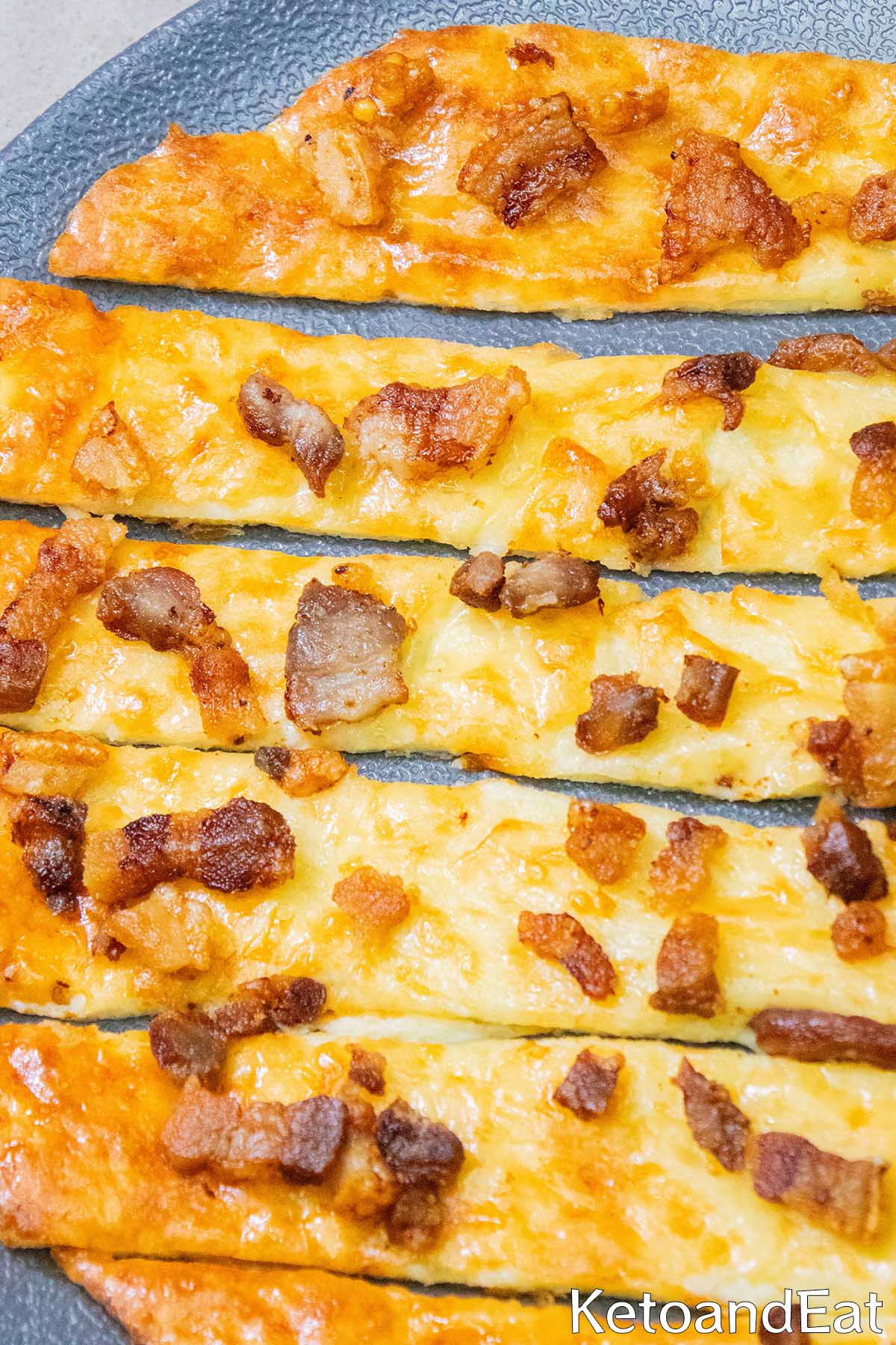 Low Carb Keto Mozzarella Bacon Flatbread Recipe